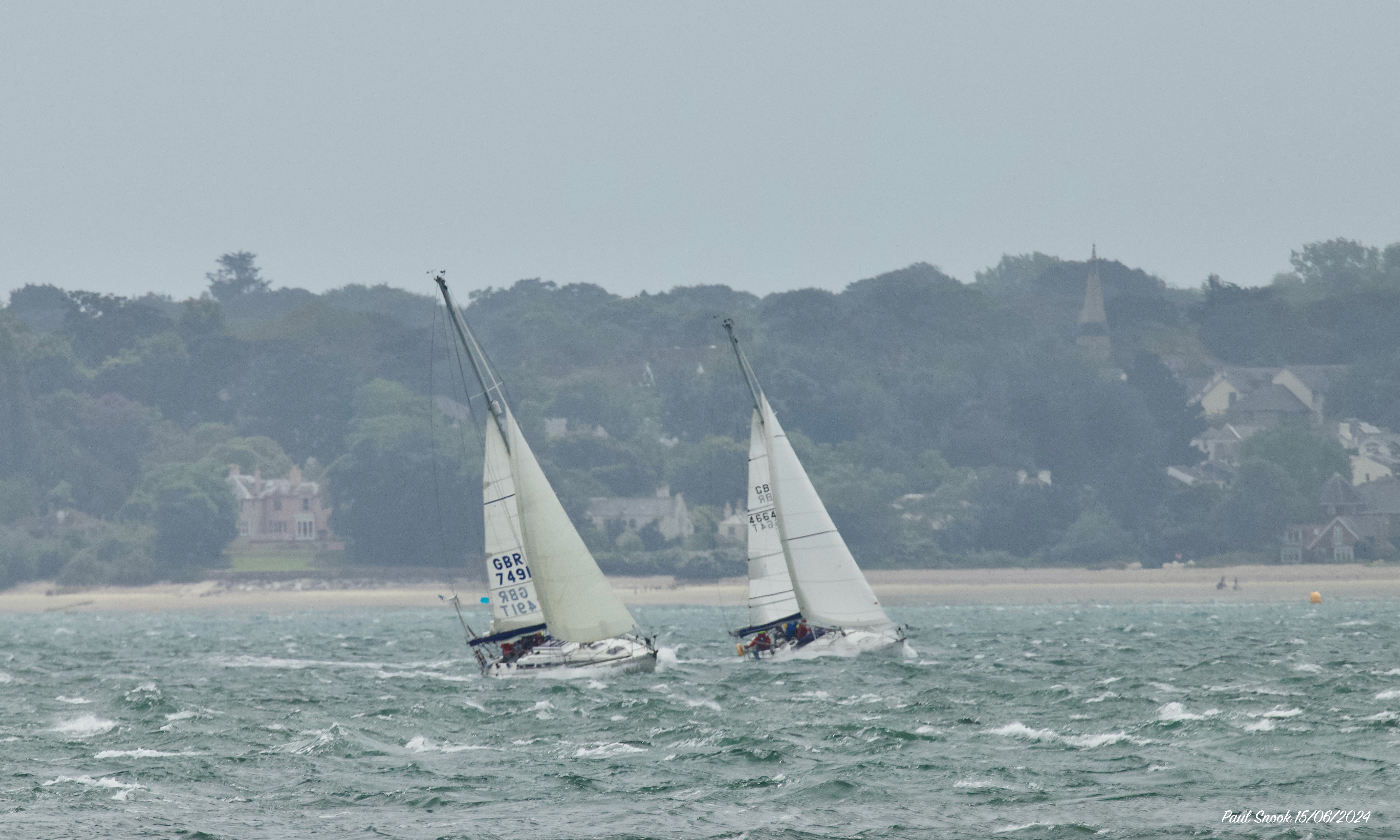 Hookum w czasie sztormowych Round the Island Race: 939 jachtów zapisanych, z powodu prognozy sztormowej pogody wystartowało 572, ukończyło tylko 154.